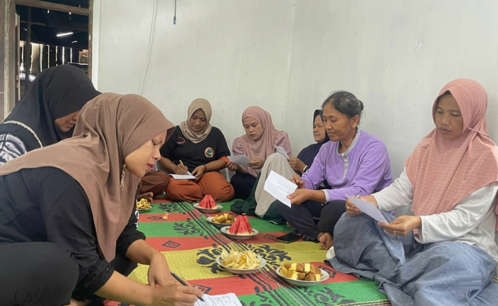 FMIPA UNNES students assisting coffee MSME owners in Peron Village with SPP-IRT certification documents.