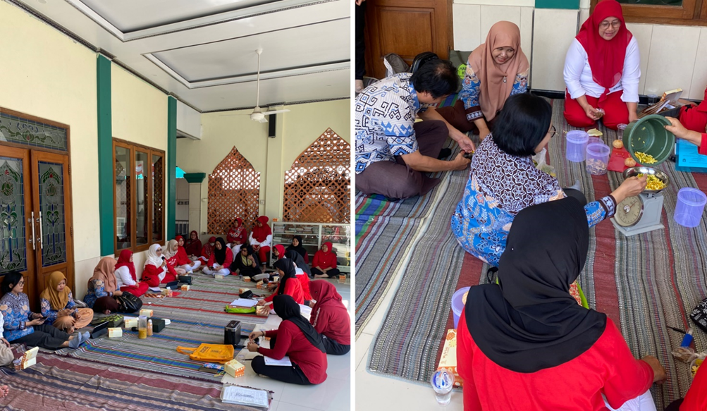 Kolase foto sekelompok ibu-ibu berseragam merah sedang duduk lesehan mendengarkan materi, bersanding dengan foto ibu-ibu sedang menimbang potongan kulit buah menggunakan timbangan duduk.