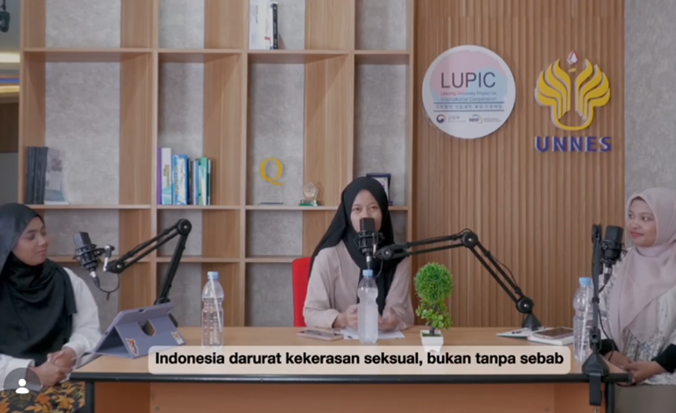 Mahasiswa FMIPA UNNES berdiskusi dalam podcast tentang pencegahan kekerasan terhadap perempuan.