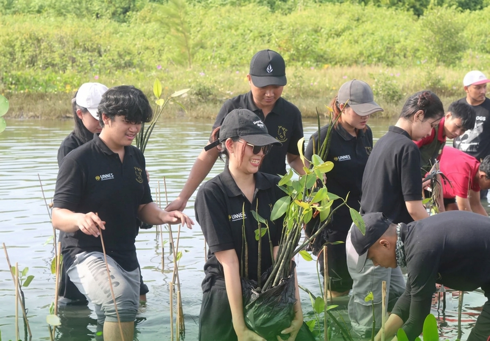 FMIPA UNNES students planting mangroves during Bentang Biru 2025 at Muara Kencana Beach, Kendal.