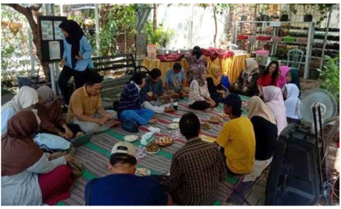 Dosen FMIPA UNNES dan masyarakat Tambakrejo mengikuti kegiatan edukasi kesiapsiagaan bencana.