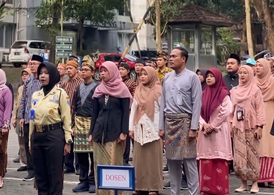 Sivitas akademika FMIPA UNNES mengenakan pakaian adat saat peringatan Hari Kartini 2025.