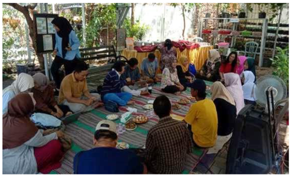 FMIPA UNNES lecturers and Tambakrejo residents participating in a community disaster preparedness discussion.
