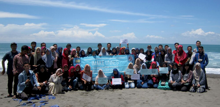 Ikatan Mahasiswa Kebumen UNNES Bersihkan Sampah di Pantai  Setrojenar