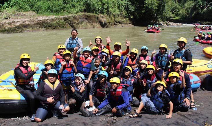 Mahapala UNNES Rayakan HUT ke-41 di Wisata Candi Mendut dan Sungai Elo Magelang