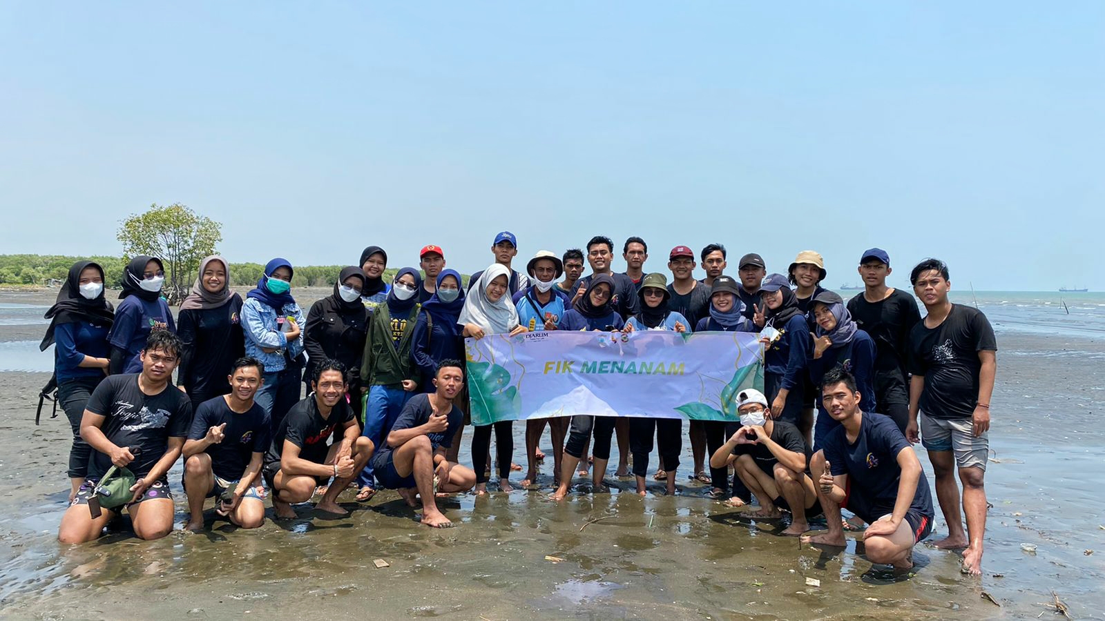 BEM FIK UNNES Tanam Ribuan Mangrove Untuk Kelestarian Lingkungan