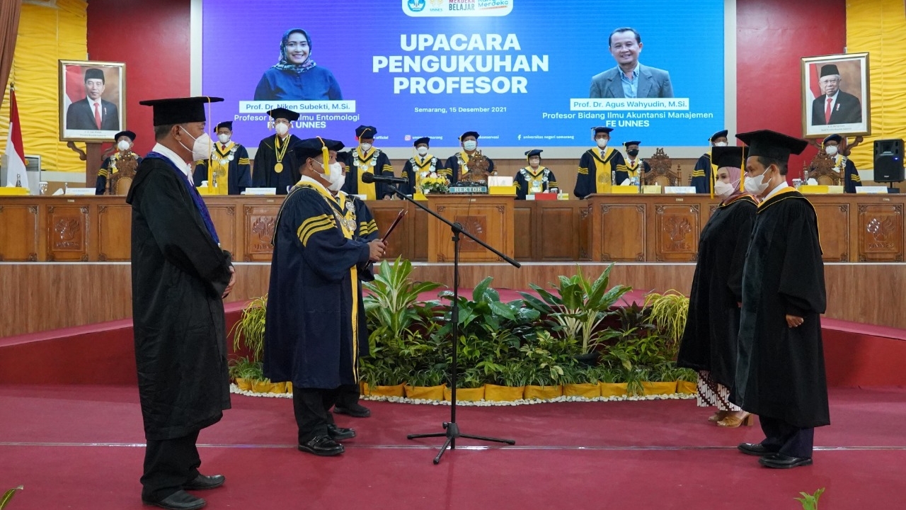 Rektor UNNES Prof Fathur Rokhman Kukuhkan Dua Profesor Baru