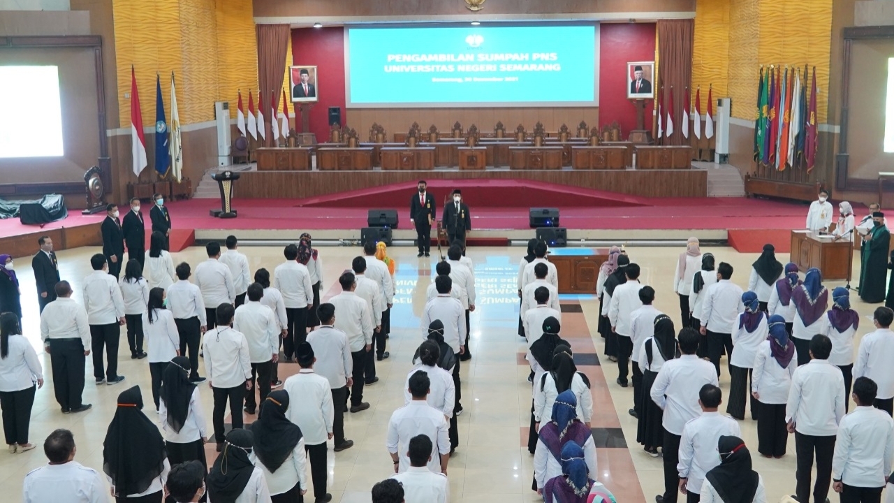 114 Pegawai UNNES Ucapkan Sumpah PNS, Rektor Beri Pesan Tingkatkan Kompetensi dan Jaga Integritas