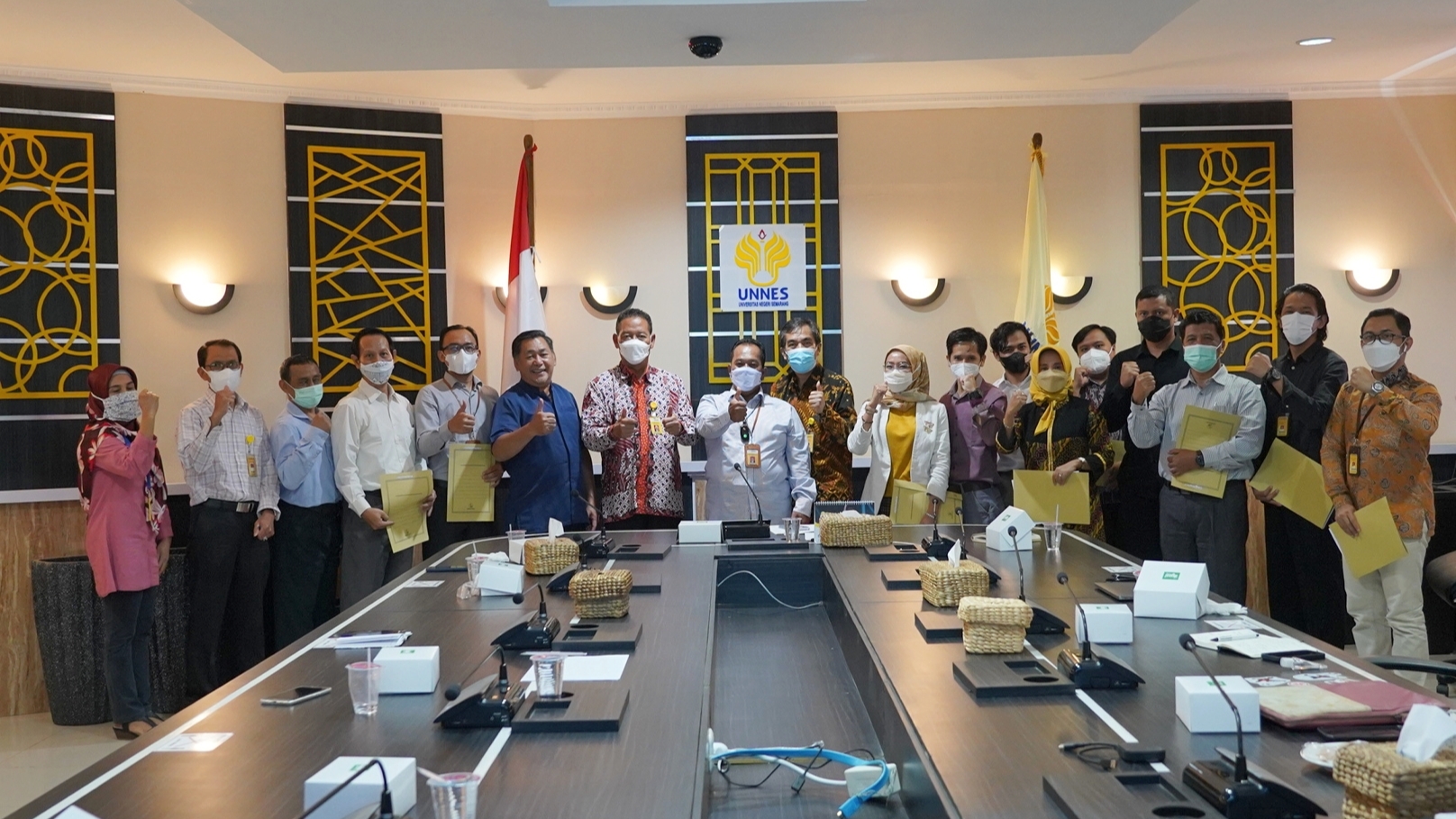 Percepat Transformasi Pendidikan, Rektor UNNES Prof Farhur Rokhman Serahkan SK Koordinator