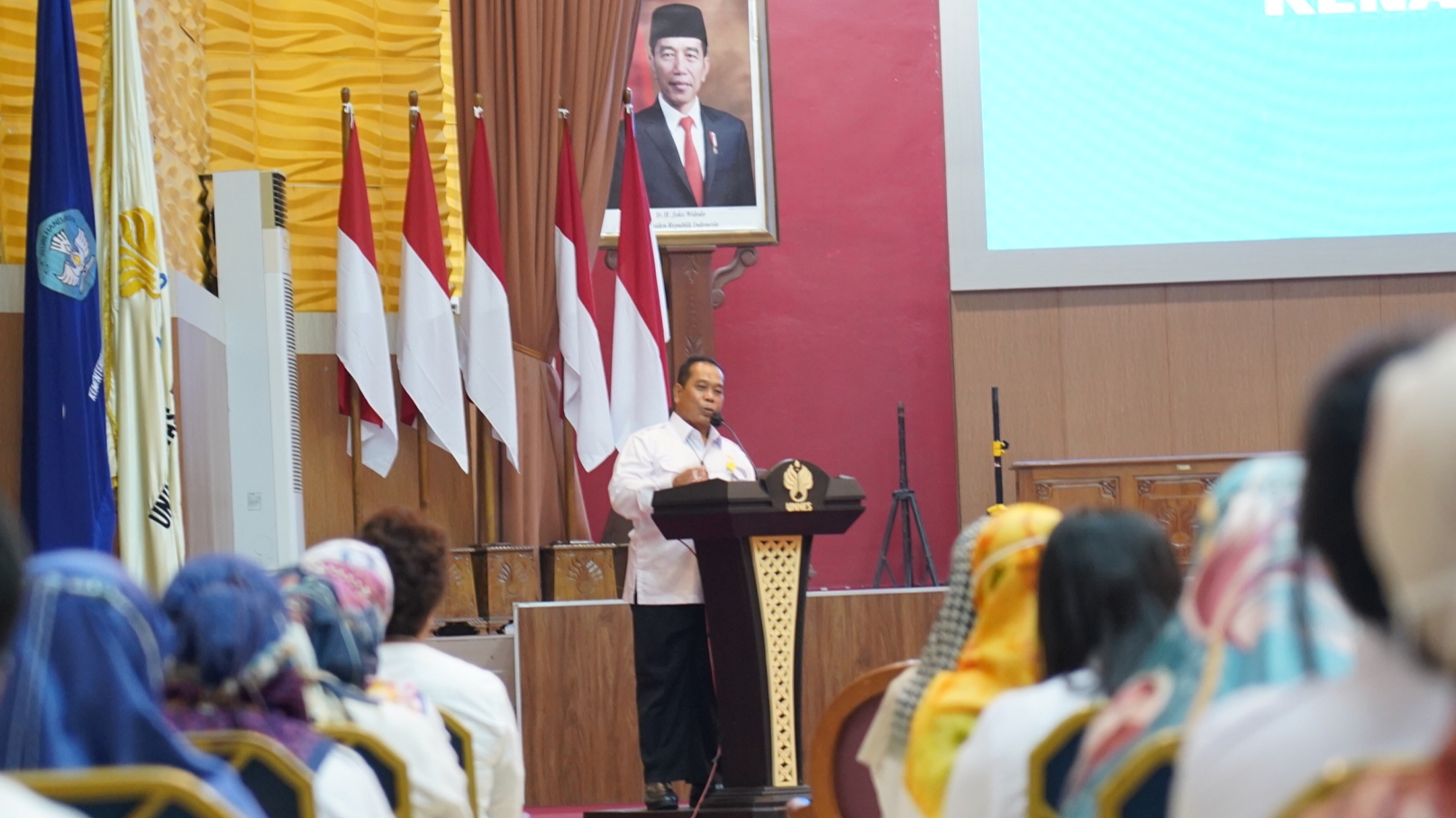 Serahkan SK Kenaikan Pangkat, Rektor UNNES Prof Fathur Rokhman Dorong Peningkatan Kapasitas Keilmuan dan Layanan Prima