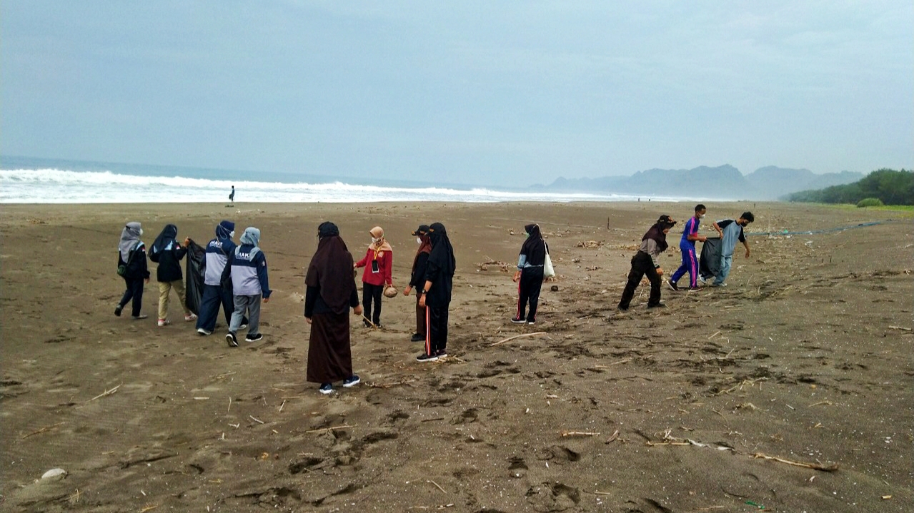 Hari Peduli Sampah Nasional, Imake UNNES Bersihkan Pantai Sawangan
