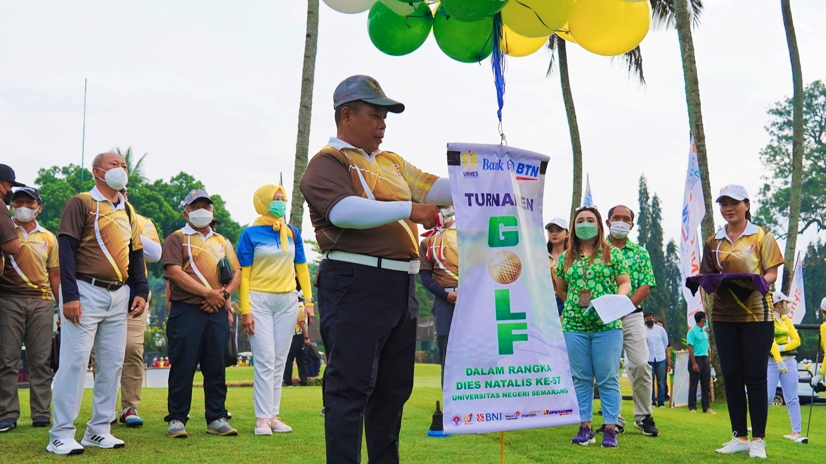 Rektor UNNES Prof Dr Fathur Rokhman Buka Turnament Terbuka Golf UNNES Cerdas untuk Indonesia Emas