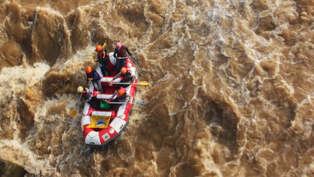 Pemantapan Anggota Pemula, MAHAPALA UNNES Lakukan Rafting di Sungai Elo Progo