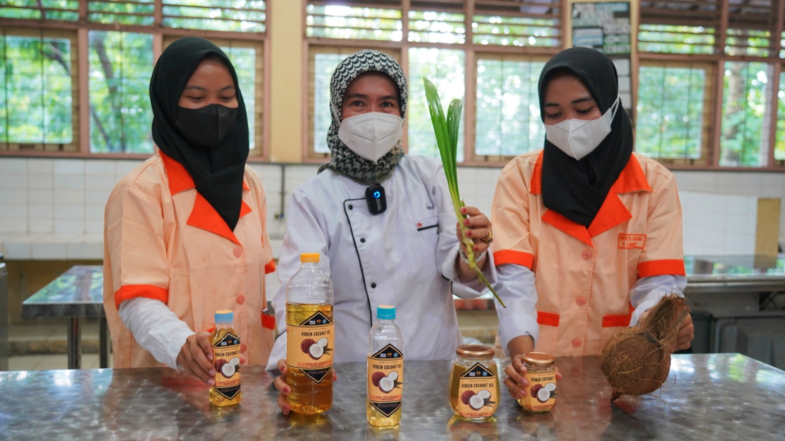 Mahasiswa UNNES  Gelar Demo Cara Pembuatan Minyak Kelapa Lokal, Solusi Kelangkaan Minyak Goreng
