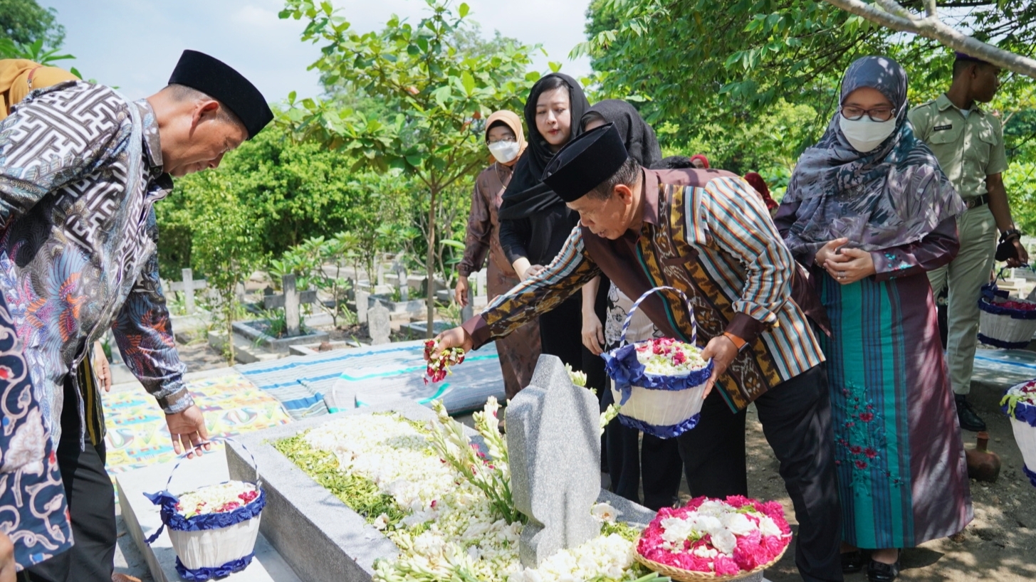 Peringati Dies Natalis, Pimpinan UNNES Ziarah ke Makam Prof Drs Wuryanto dan Mayjen Moenadi
