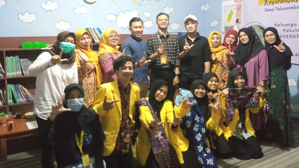 Angkat Kembali Eksistensi Batik Carica Lestari, KBBI FBS adakan Pelatihan Literasi Membatik