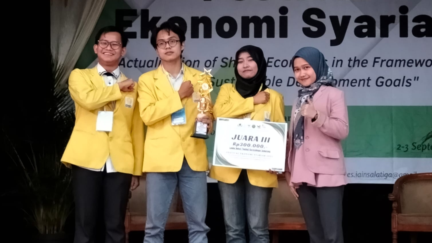 Mahasiswa FIS UNNES Raih Juara 3 dalam Ajang Debat Competition Festival Ekonomi Syari’ah