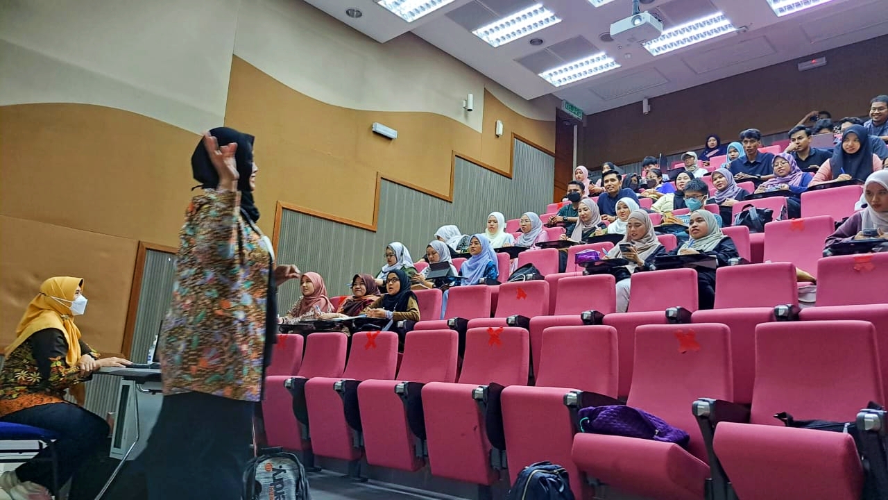 Dosen UNNES Beri Kuliah Mahasiswa Faculty of Education, Malaya Universiti