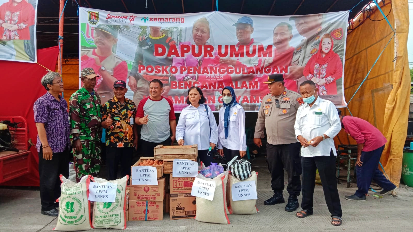 LPPM UNNES Kirimkan Bantuan Makanan untuk Warga Terdampak Banjir di Kelurahan Tambakrejo