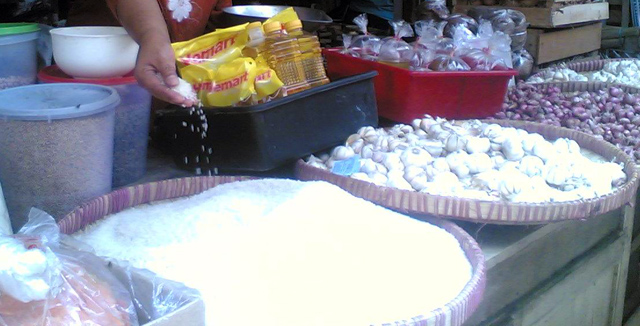 Jumat, Pasar Rakyat di Kelurahan Sekaran