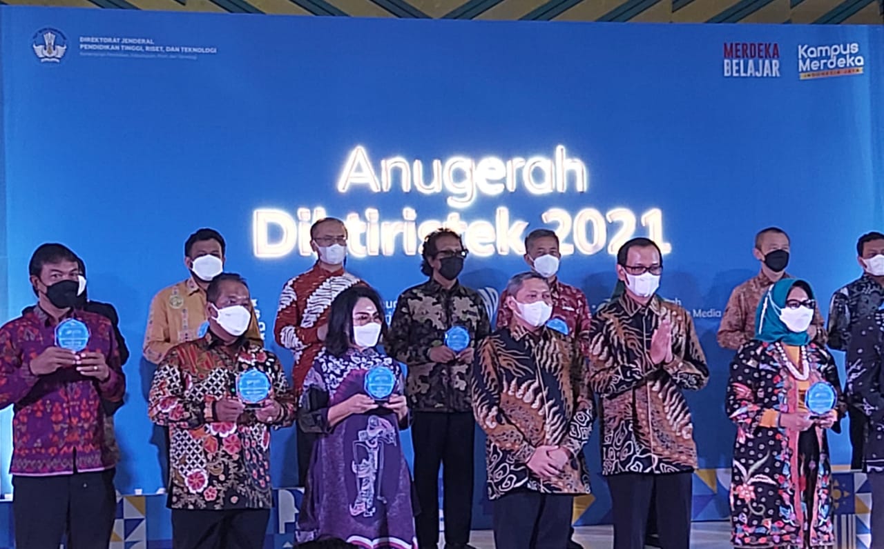 Rektor UNNES Prof Dr Fathur Rokhman MHum Terima Dua Anugerah Diktiristek 2021