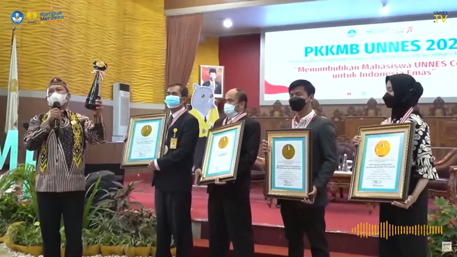 PKKMB UNNES Raih Penghargaan LEPRID, Pemecahan Rekor Pembersihan Sampah Plastik oleh Maba UNNES Seluruh Indonesia