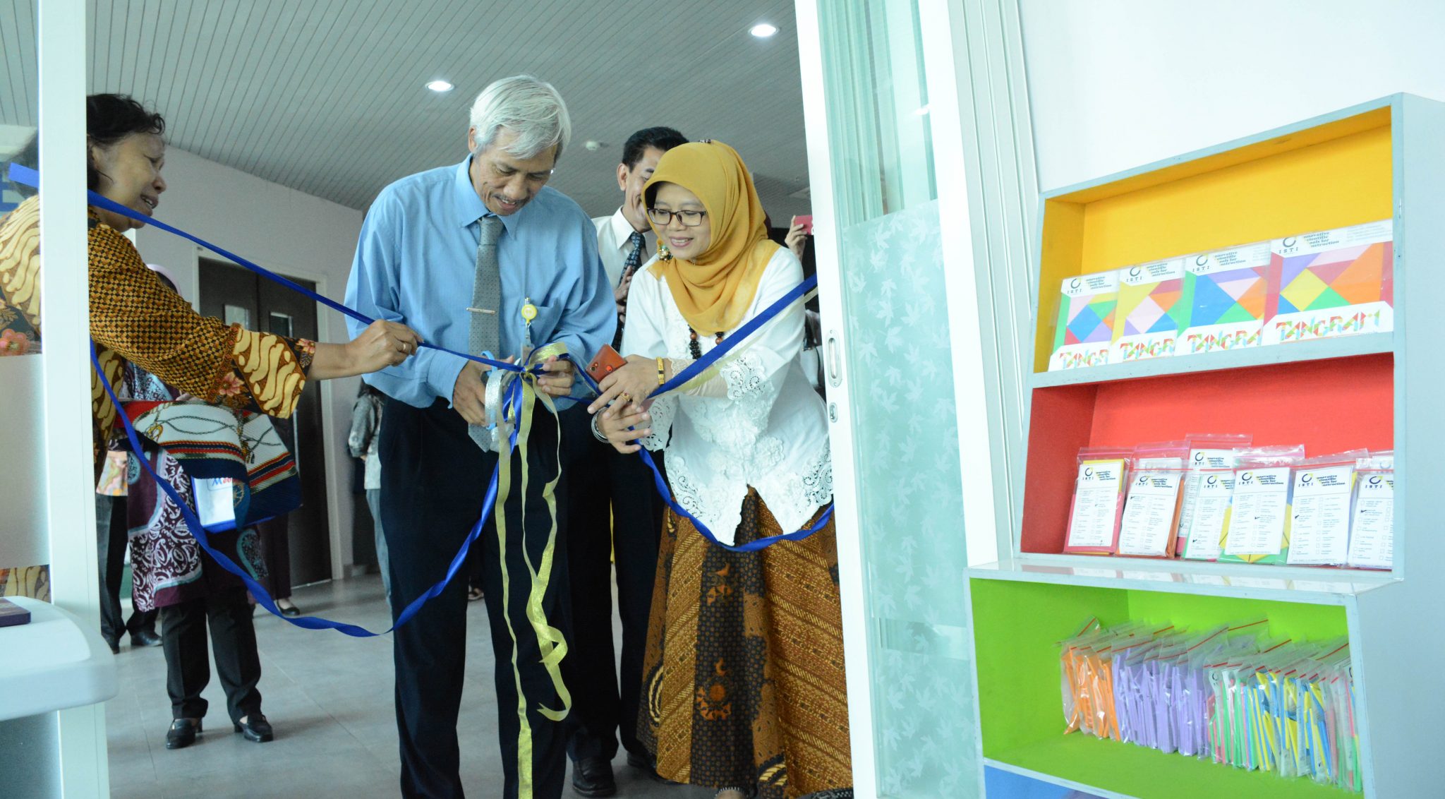 Toko yang terletak di lantai 3 Gedung Kewirausahaan UNNES ini resmi dibuka oleh Dekan Fakultas Matematika dan Ilmu Pen ahuan Alam FMIPA Prof Dr Sudarmin